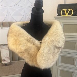 SAGA FOX FUR COLLAR - damaged